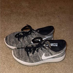 Nike women tennis shoes